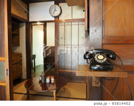 昭和の時代の茶の間と黒電話(江戸東京たてもの園・花市生花店) 昭和の時代の茶の間と黒電話(江戸東京たてもの園・花市生花店) 93814402