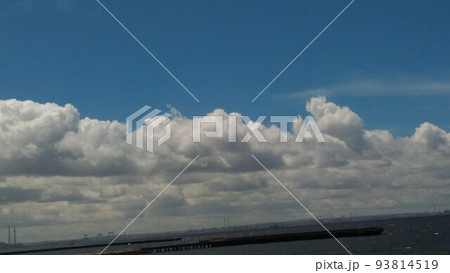 検見川浜の上の白い雲と青い空 93814519