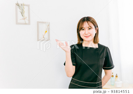 サロンで働くエステティシャンの女性（案内） 93814551