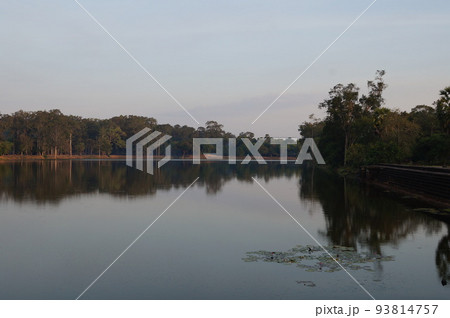 カンボジア アンコールワットの濠の風景 93814757