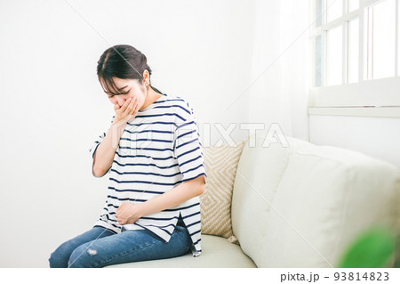 妊娠中に体調不良になる女性（吐き気） 93814823