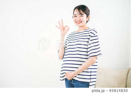 部屋にいる妊婦（笑顔・ok） 93814830
