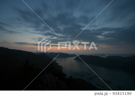 《岡山県》瀬戸内海国立公園 夕立受山から見る夜明け 93815190