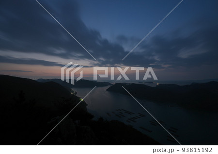 《岡山県》瀬戸内海国立公園 夕立受山から見る夜明け 93815192