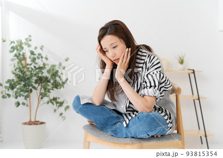 落ち込む女性 93815354