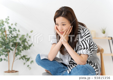 落ち込む女性 93815356