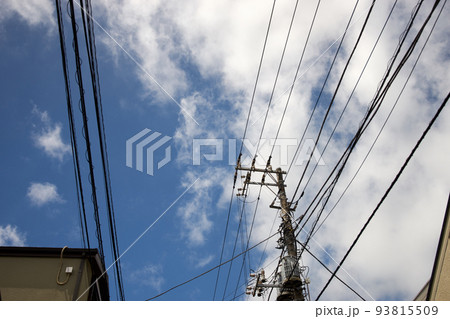 街中・青空・空・電線・電信柱 街中・青空・空・電線・電信柱 93815509