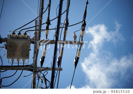 電線・アップ・青空 電線・アップ・青空 93815510