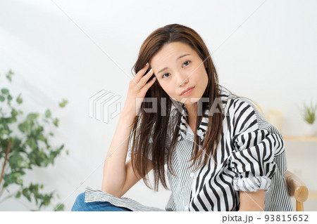 体調不良の女性 93815652