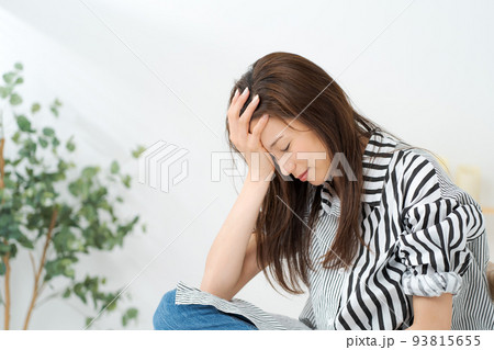 体調不良の女性 93815655