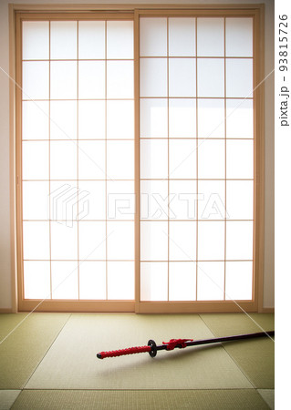 障子のある和室におかれた赤い日本刀 93815726