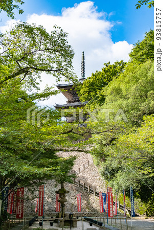島根県の安来清水寺の三重塔 93815757