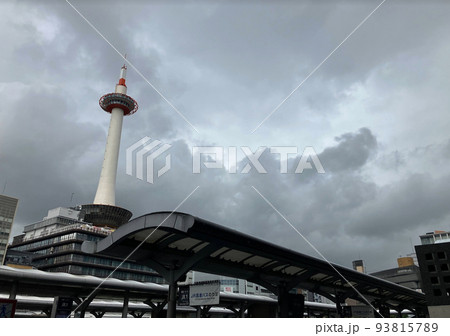 曇り空の京都タワー 曇り空の京都タワー 93815789