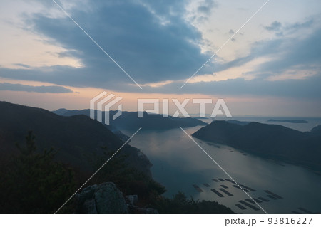 《岡山県》瀬戸内海国立公園 夕立受山から見る夜明け 93816227