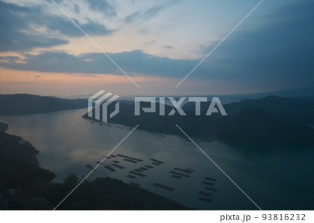 《岡山県》瀬戸内海国立公園 夕立受山から見る夜明け 93816232