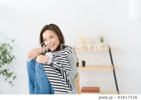 自宅でくつろぐ女性 93817536