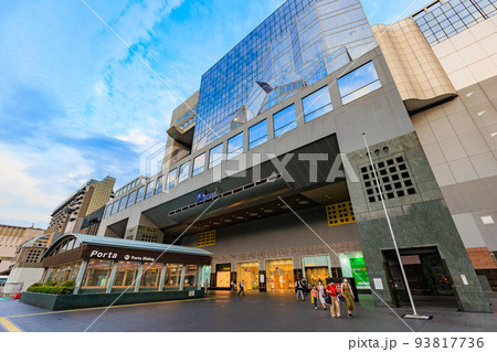 京都府　京都駅周辺の都市風景　ジェイアール京都伊勢丹 93817736