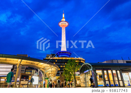 京都府 京都駅周辺の都市風景 京都タワーの夜景 京都府 京都駅周辺の都市風景 京都タワーの夜景 93817743