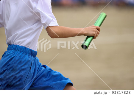 運動会、リレーのバトンを持つ手 93817828