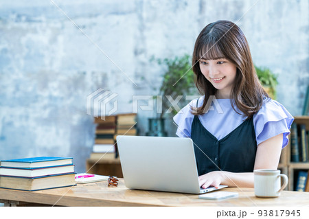 シックな部屋でノートパソコンを使う女性 93817945