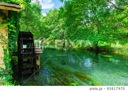 水車が回る川辺の風景　安曇野　大王わさび農場 93817970
