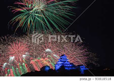 ライトアップされた唐津城と九州花火大会 93818518