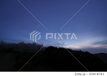 《岡山県》瀬戸内海国立公園 夕立受山から見る夜明け 93818581