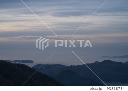 《岡山県》瀬戸内海国立公園 夕立受山から見る夜明け 《岡山県》瀬戸内海国立公園 夕立受山から見る夜明け 93818734