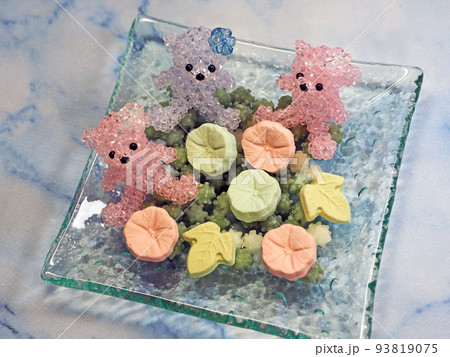 きれいな色のかわいいお菓子と手作りビーズテディベアの仲間たち 93819075