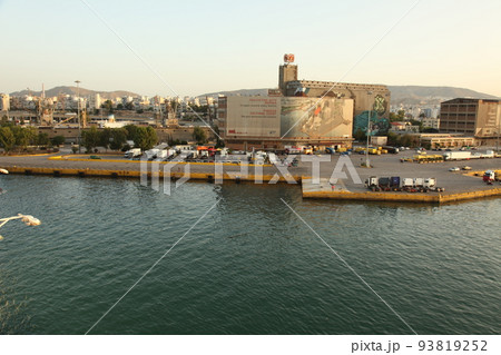 ギリシャ最大の国際港ピレウス港の港湾風景 ギリシャ最大の国際港ピレウス港の港湾風景 93819252