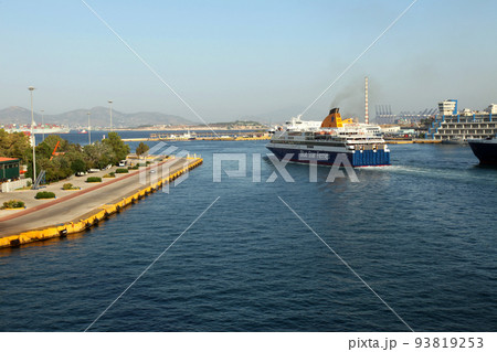 ギリシャ最大の国際港ピレウス港の港湾風景 ギリシャ最大の国際港ピレウス港の港湾風景 93819253