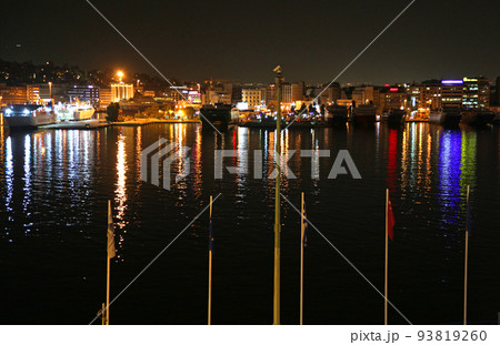 ギリシャ最大の国際港ピレウス港の夜景 93819260