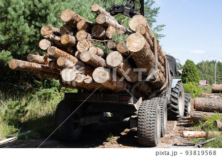The logs are folded on the tractor The logs are folded on the tractor 93819568
