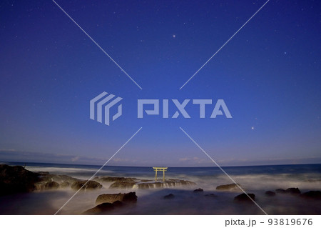 神磯の鳥居と星空 93819676