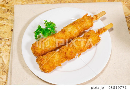 うずらと鶏肉の串揚げ うずらと鶏肉の串揚げ 93819771