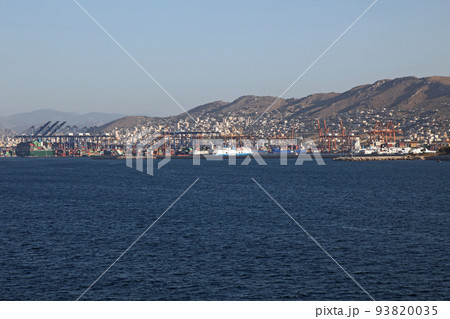 ギリシャ最大の国際港ピレウス港の港湾風景 ギリシャ最大の国際港ピレウス港の港湾風景 93820035