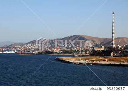 ギリシャ最大の国際港ピレウス港の港湾風景 93820037