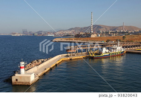 ギリシャ最大の国際港ピレウス港の港湾風景 ギリシャ最大の国際港ピレウス港の港湾風景 93820043