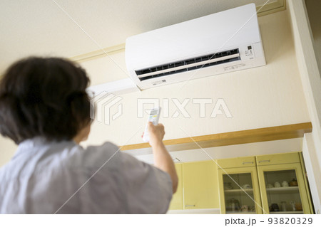 シニアとエアコン 93820329