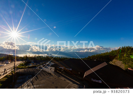 富士山五合目から見た雲海と夕日 93820373