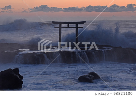 日の出前の神磯の鳥居と荒波 93821100