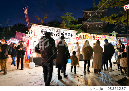 【大阪府】1月・夜の初詣に訪れる参拝客 【大阪府】1月・夜の初詣に訪れる参拝客 93821287