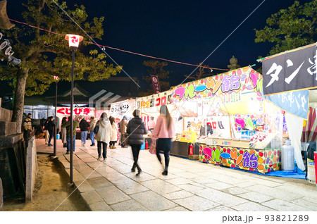 【大阪府】1月・夜の初詣に訪れる参拝客 93821289