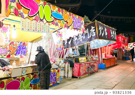 【大阪府】1月・夜の初詣に訪れる参拝客 93821336