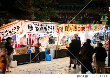 【大阪府】1月・夜の初詣に訪れる参拝客 93821341