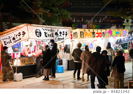 【大阪府】1月・夜の初詣に訪れる参拝客 【大阪府】1月・夜の初詣に訪れる参拝客 93821342
