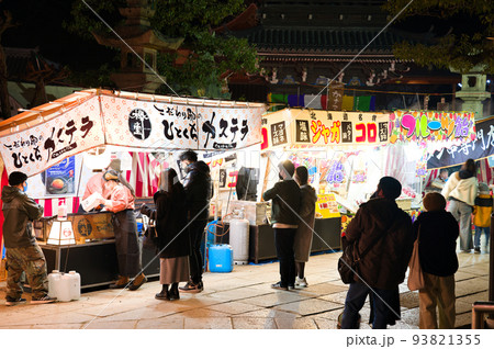 【大阪府】1月・夜の初詣に訪れる参拝客 【大阪府】1月・夜の初詣に訪れる参拝客 93821355