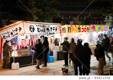 【大阪府】1月・夜の初詣に訪れる参拝客 93821356
