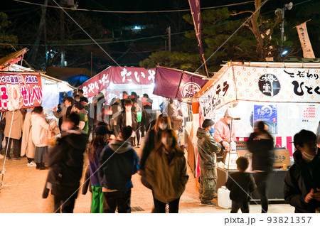 【大阪府】1月・夜の初詣に訪れる参拝客 【大阪府】1月・夜の初詣に訪れる参拝客 93821357