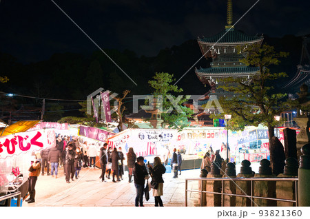 【大阪府】1月・夜の初詣に訪れる参拝客 【大阪府】1月・夜の初詣に訪れる参拝客 93821360